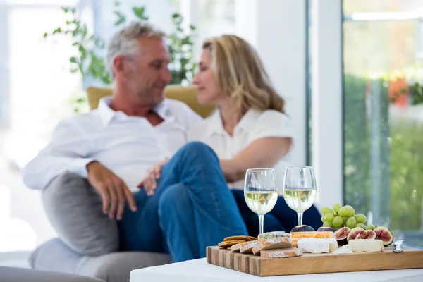 Vino blanco y comida en la mesa — Foto de Stock