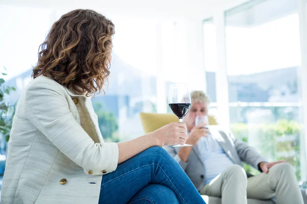 女子拿着酒杯 — 图库照片