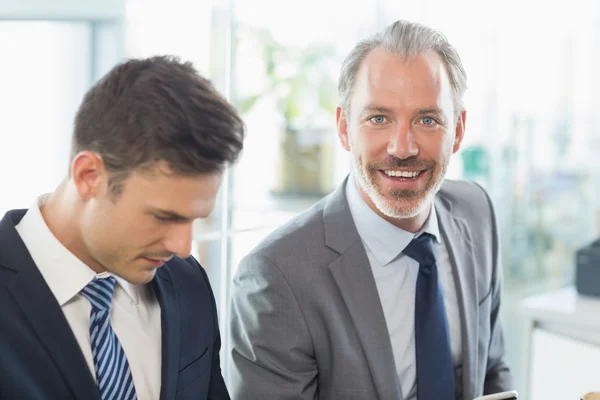 Zwei Geschäftsleute sitzen nebeneinander — Stockfoto