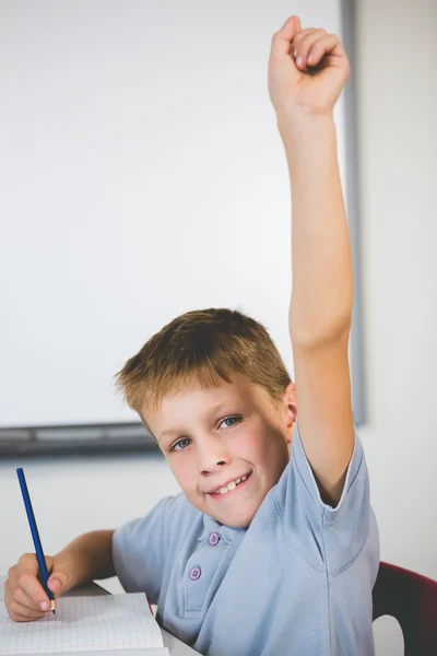 Školák zvedl ruku v učebně — Stock fotografie