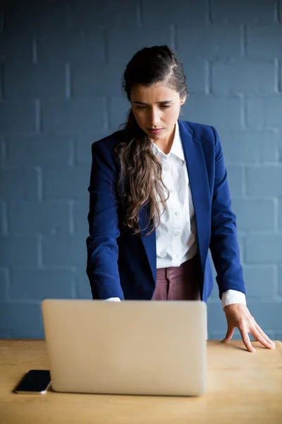 Mujer usando portátil en la oficina —  Fotos de Stock