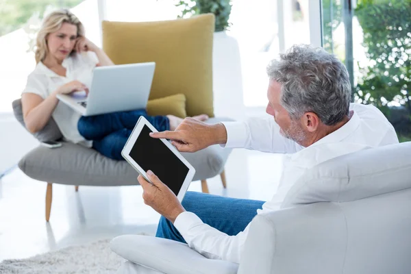 Man met tablet — Stockfoto