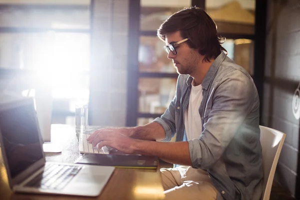 Homme tapant sur le clavier — Photo