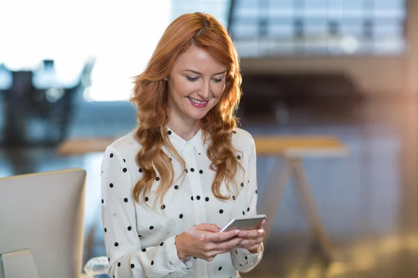 Žena používající mobilní telefon — Stock fotografie