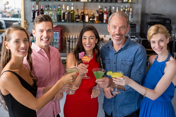 Groupe d'amis toasting verres de cocktail — Photo