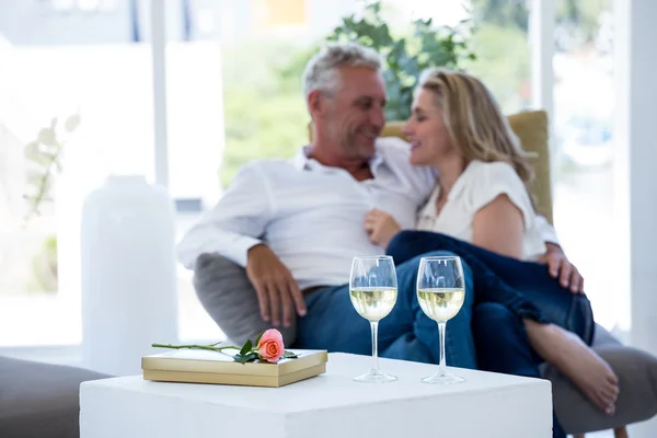 Casal com copos de vinho branco — Fotografia de Stock