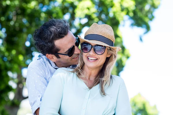 Gelukkige paar omarmen — Stockfoto