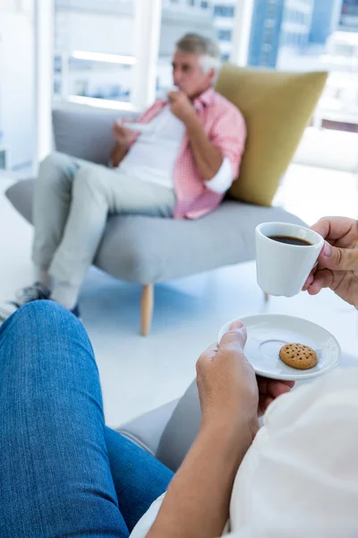 Mulher tomando café da manhã em casa — Fotografia de Stock