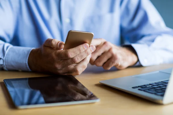 Uomo che utilizza il telefono cellulare — Foto Stock