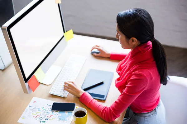 Jonge zakenvrouw werken op de computer — Stockfoto