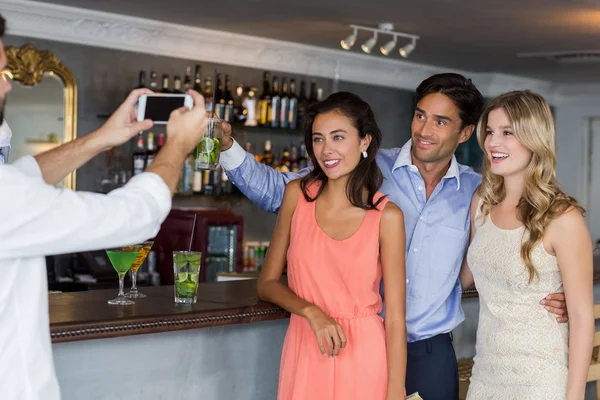 Hombre tomando una foto de sus amigos — Foto de Stock