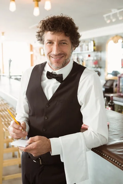 Портрет официанта с блокнотом и ручкой — стоковое фото