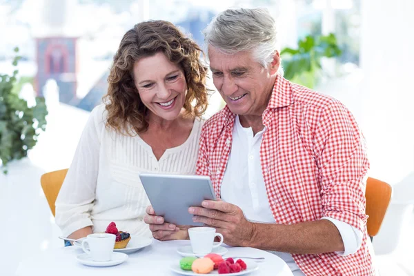 Paar schaut in Tablet-Computer — Stockfoto