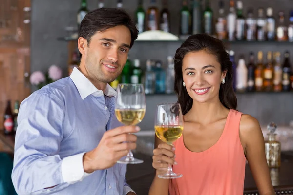 Πορτρέτο του νεαρό ζευγάρι κρατώντας το ποτήρι κρασί — Φωτογραφία Αρχείου