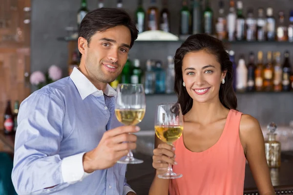 Portret van een jong koppel houden glas wijn — Stockfoto