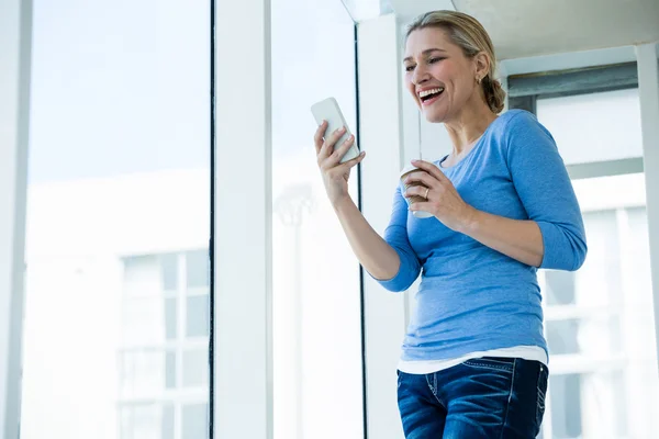 Smiling woman using phone — Stock Photo, Image