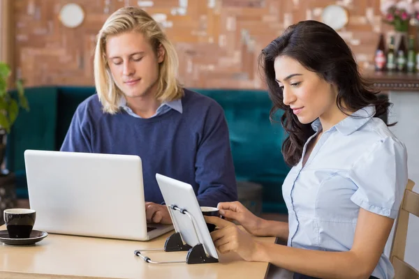 Collèges d'affaires utilisant un ordinateur portable et une tablette numérique — Photo