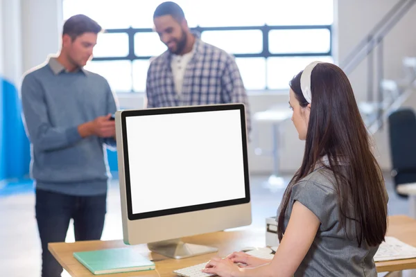 Empresaria que trabaja en la computadora — Foto de Stock