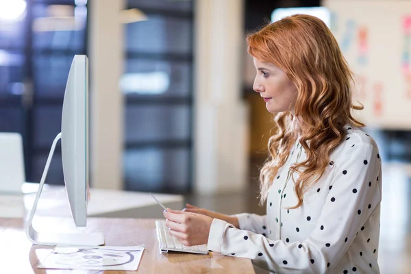 Kreativa affärskvinna arbetar på dator — Stockfoto