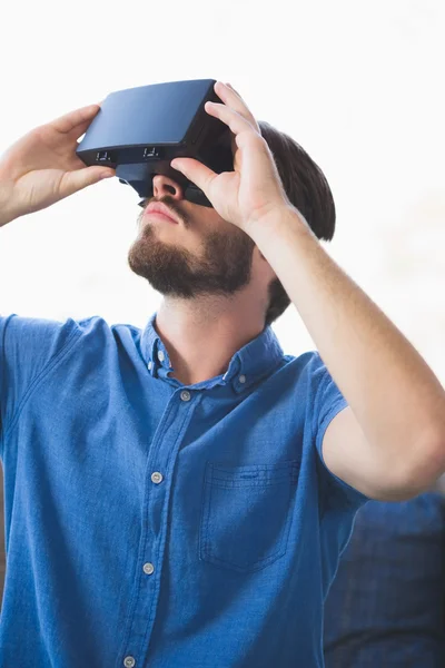 Close-up do homem usando óculos de realidade virtual — Fotografia de Stock