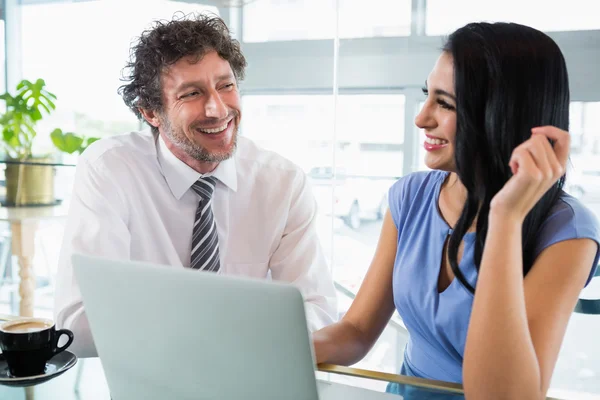 Empresario discutiendo con colega sobre portátil — Foto de Stock