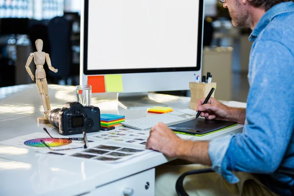 Photo editor working on graphics tablet — Stock Photo, Image