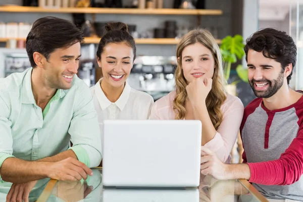 Un grup de prieteni fericiti care folosesc laptopul — Fotografie, imagine de stoc