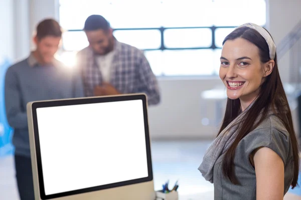 Glückliche Geschäftsfrau per Computer — Stockfoto