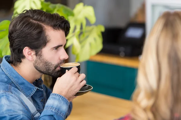 Homem bebendo xícara de café no café — Fotografia de Stock