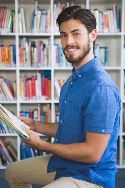 Profesor de escuela leyendo libro en la biblioteca — Foto de Stock