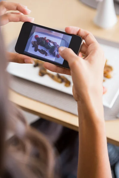 Femme prenant des photos de repas — Photo