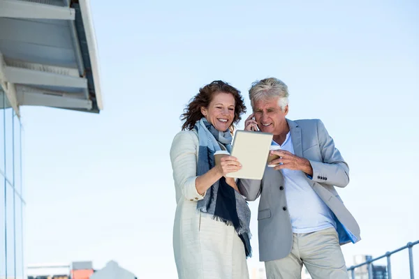 Couple heureux en utilisant une tablette numérique — Photo