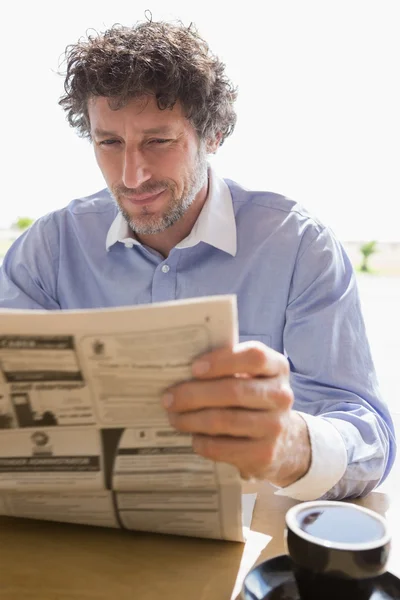 Άνθρωπος ανάγνωση εφημερίδα — Φωτογραφία Αρχείου