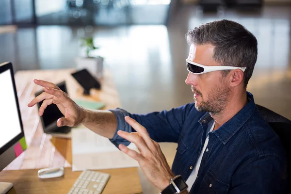 Virtuális valóság szemüveget viselő férfi — Stock Fotó