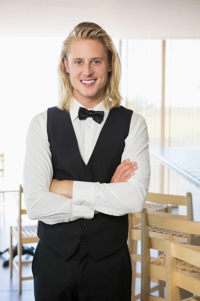 Waiter with arms crossed standing in restaurant — Stock Photo, Image