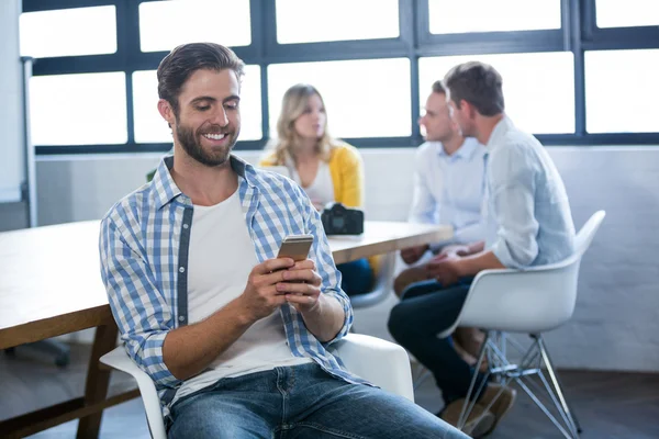 Creatief zakenman met behulp van mobiele telefoon — Stockfoto