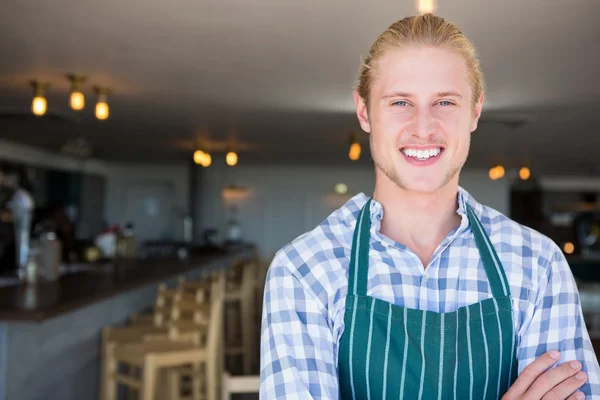 Portret kelner uśmiechnięty — Zdjęcie stockowe