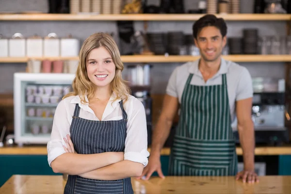 Porträtt av leende servitris står med armarna korsade — Stockfoto