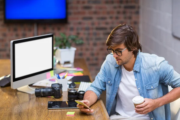 Man using mobile phone in office — Stock Photo, Image