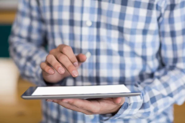 Mitten delen av man använder digital tablet — Stockfoto