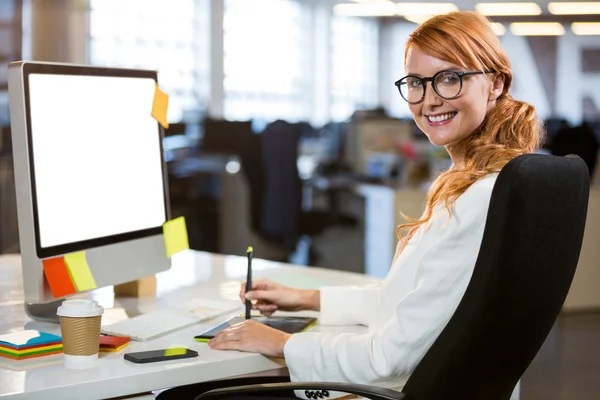 Businesswoman using graphics tablet — Stock Photo, Image