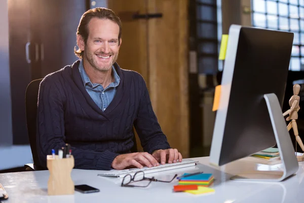 Businessman working on computer — Stock Photo, Image