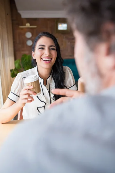 Pareja interactuando entre sí en la cafetería —  Fotos de Stock