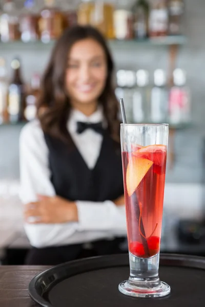 Nahaufnahme eines Cocktailglases im Tablett mit Kellnerin im Hintergrund — Stockfoto
