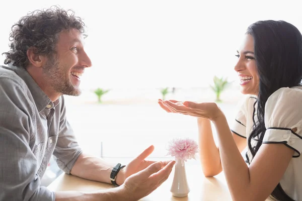 Casal interagindo uns com os outros na cafetaria — Fotografia de Stock