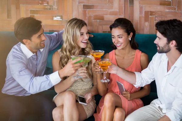 Gruppe von Freunden prostet Gläser Cocktail zu — Stockfoto