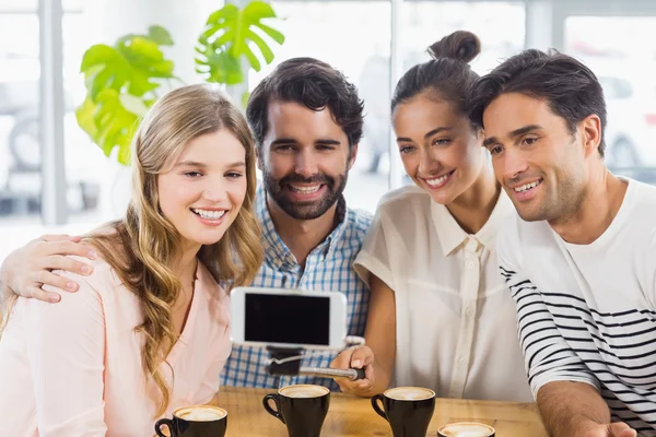 Grupo de amigos felices tomando fotos con bastón slefie — Foto de Stock