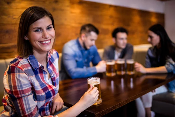 Femme tenant une tasse de bière — Photo