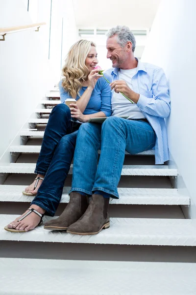 Mann schenkt Frau eine Blume — Stockfoto