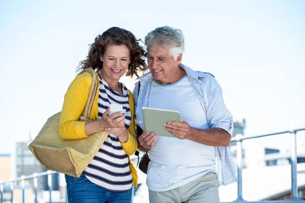 Lyckliga paret använder digital tablet — Stockfoto